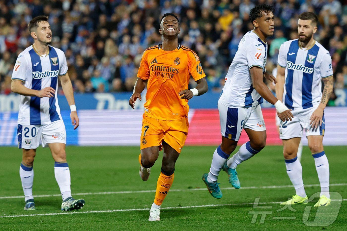 본문 이미지 - 햄스트링 부상을 당한 레알 마드리드의 비니시우스. ⓒ AFP=뉴스1