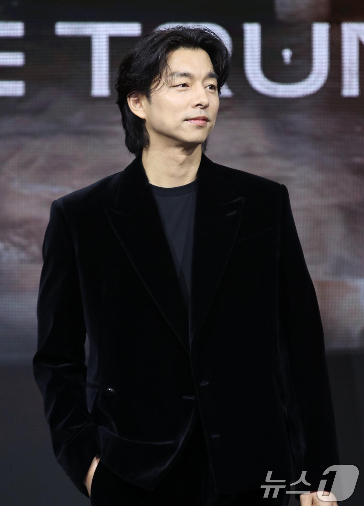 본문 이미지 - 배우 공유가 26일 오전 서울 강남구 라움아트센터에서 열린 넷플릭스 시르즈 '트렁크'(감독 김규태) 제작발표회에 참석해 포즈를 취하고 있다. '트렁크'는 호숫가에 떠오른 트렁크로 인해 밝혀지기 시작한 비밀스러운 결혼 서비스와 그 안에 놓인 두 남녀의 이상한 결혼 이야기를 그린 작품이다. 2024.11.26/뉴스1 ⓒ News1 권현진 기자