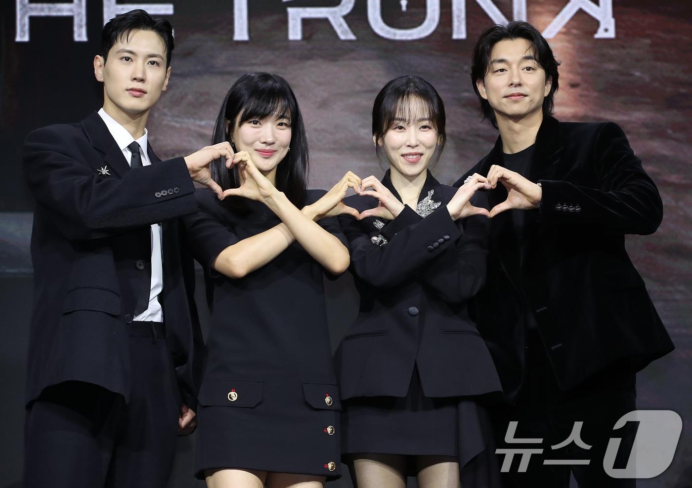 배우 조이건(왼쪽부터)과 정윤하, 서현진, 공유가 26일 오전 서울 강남구 라움아트센터에서 열린 넷플릭스 시르즈 '트렁크'(감독 김규태) 제작발표회에 참석해 포즈를 취하고 있다. '트렁크'는 호숫가에 떠오른 트렁크로 인해 밝혀지기 시작한 비밀스러운 결혼 서비스와 그 안에 놓인 두 남녀의 이상한 결혼 이야기를 그린 작품이다. 2024.11.26/뉴스1 ⓒ News1 권현진 기자