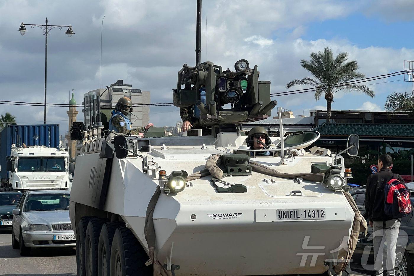 본문 이미지 - 25일(현지시간) 이스라엘과 헤즈볼라가 전쟁 중인 레바논 남부 시돈에서 유엔 평화 유지군 장갑차가 순찰을 하고 있다. 2024.11.26 ⓒ AFP=뉴스1 ⓒ News1 우동명 기자