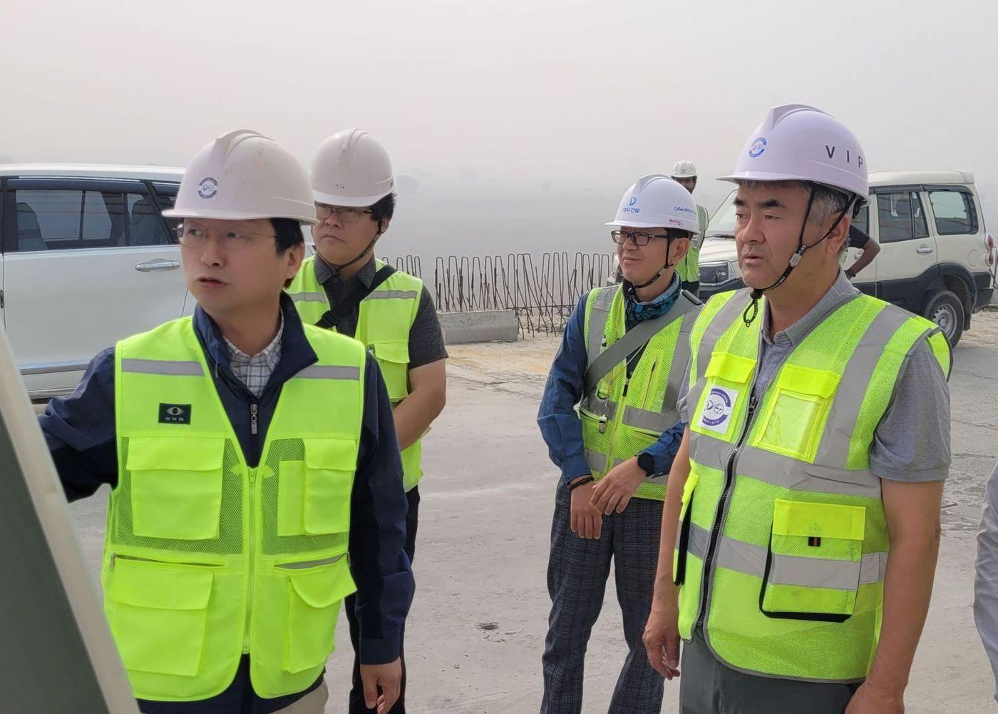 본문 이미지 - 정원주 대우건설 회장(오른쪽)이 24일 인도 비하르 교량 현장을 방문했다.(대우건설 제공)