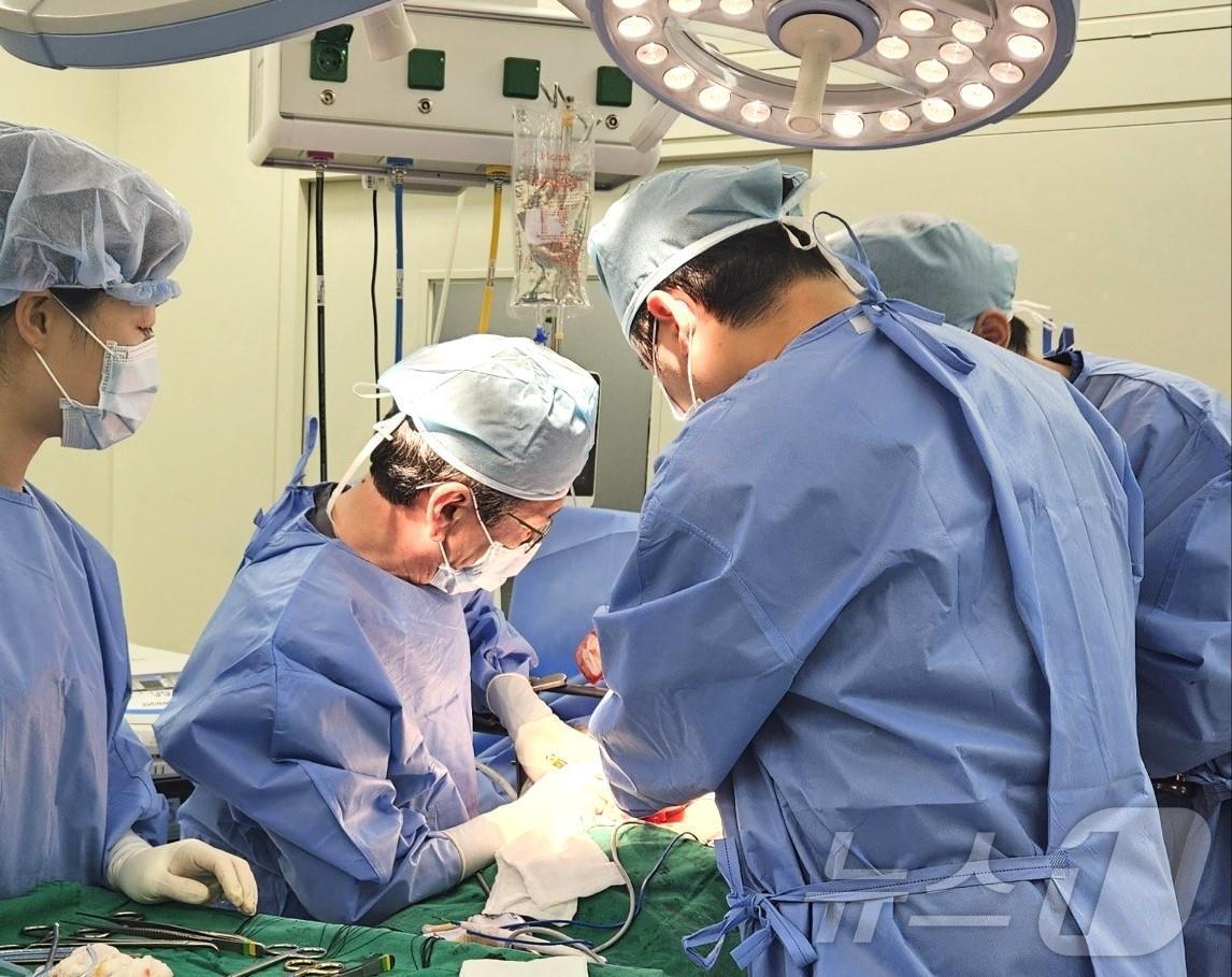 본문 이미지 - 센텀종합병원 간담췌외과 박광민 의무원장팀이 수술을 진행하고 있다.(센텀종합병원 제공)