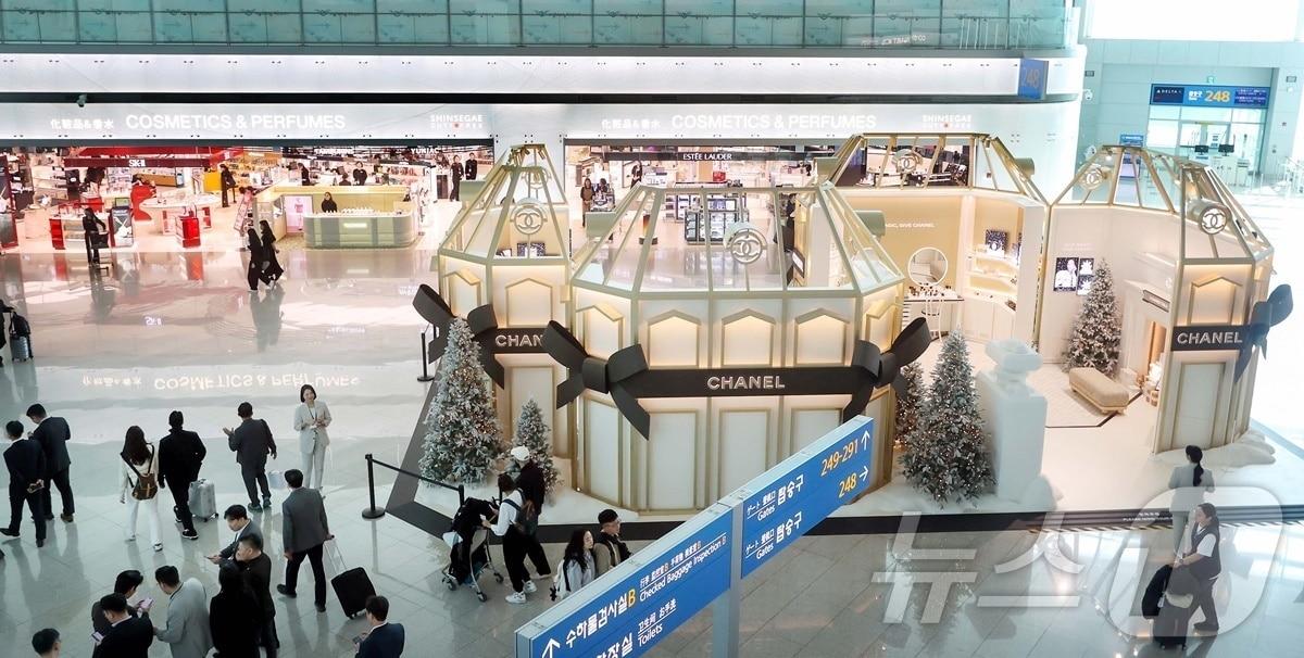 본문 이미지 - 신세계면세점이 인천공항 제2터미널점에 뷰티 및 주류 테마존을 포함한 신규 매장을 추가 오픈하며, 체험형 쇼핑공간 ‘신세계 존&#40;zone&#41;’을 완성했다고 26일 밝혔다.   &#40;신세계면세점 제공&#41; 2024.11.26/뉴스1