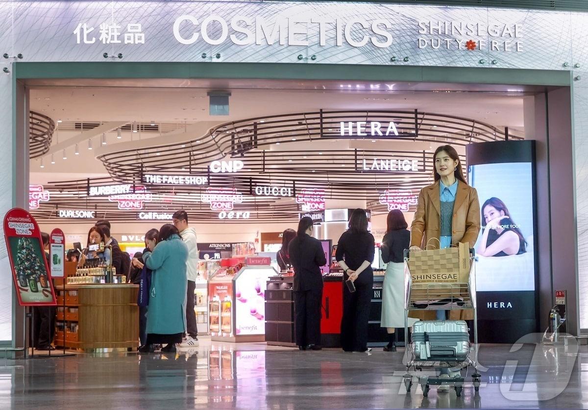 본문 이미지 - 신세계면세점이 인천공항 제2터미널점에 뷰티 및 주류 테마존을 포함한 신규 매장을 추가 오픈하며, 체험형 쇼핑공간 ‘신세계 존&#40;zone&#41;’을 완성했다고 26일 밝혔다.  &#40;신세계면세점 제공&#41; 2024.11.26/뉴스1