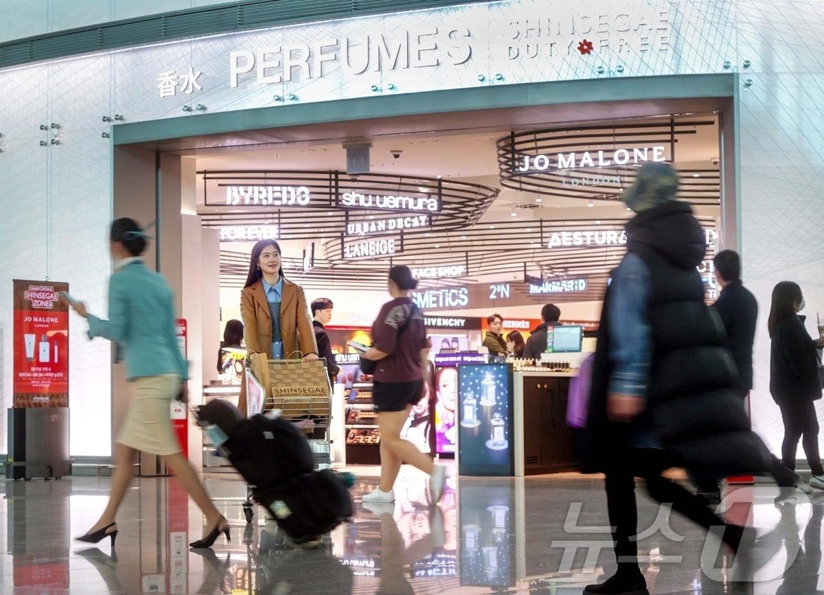 본문 이미지 - 신세계면세점이 인천공항 제2터미널점에 뷰티 및 주류 테마존을 포함한 신규 매장을 추가 오픈하며, 체험형 쇼핑공간 ‘신세계 존&#40;zone&#41;’을 완성했다고 26일 밝혔다.  &#40;신세계면세점 제공&#41; 2024.11.26/뉴스1