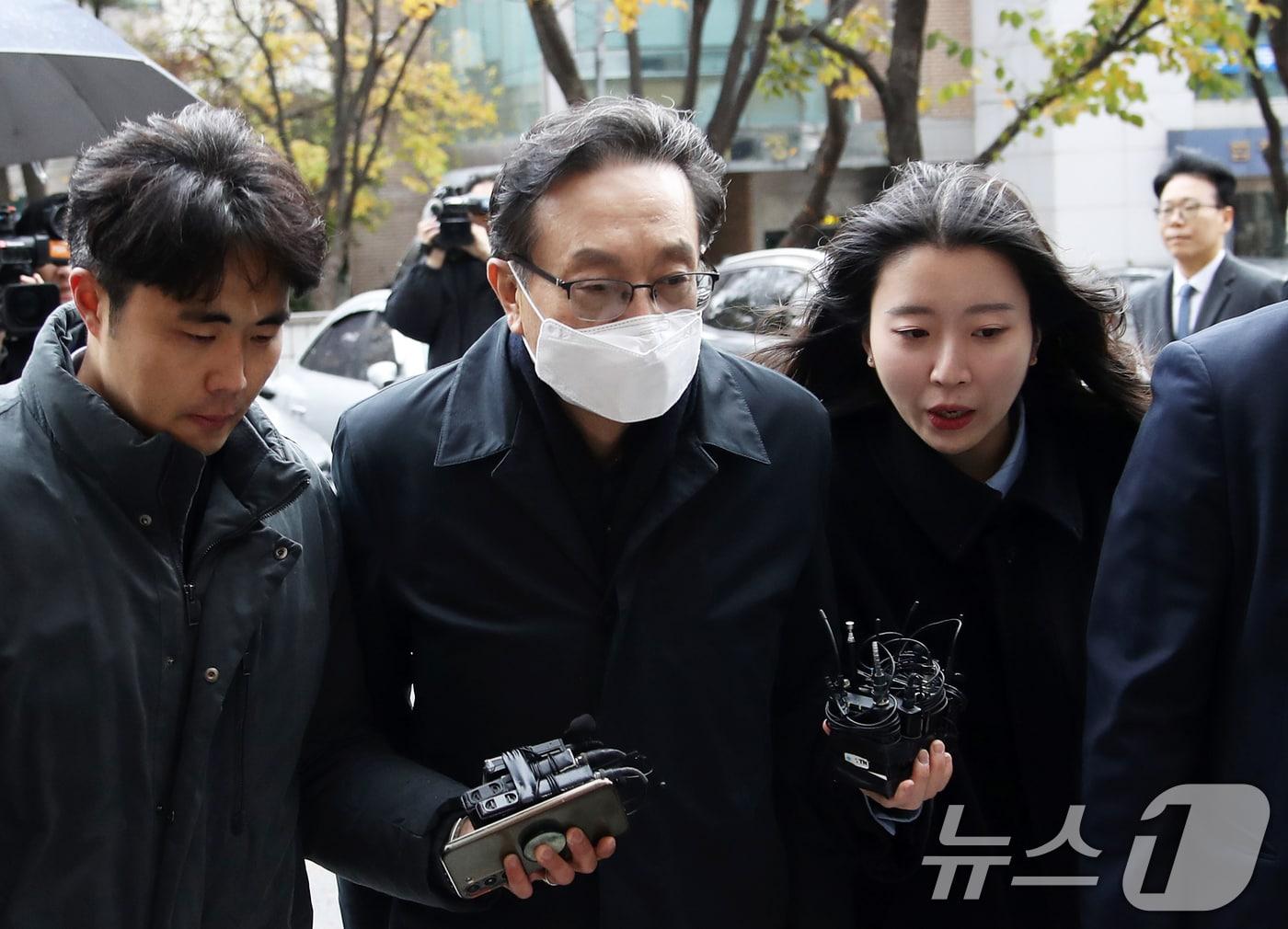 본문 이미지 - &#39;친인척 부당대출&#39; 의혹을 받는 손태승 전 우리금융지주 회장이 26일 오후 서울 양천구 남부지법에서 열린 구속 전 피의자 심문&#40;영장실질심사&#41;에 출석하고 있다. 2024.11.26/뉴스1 ⓒ News1 오대일 기자