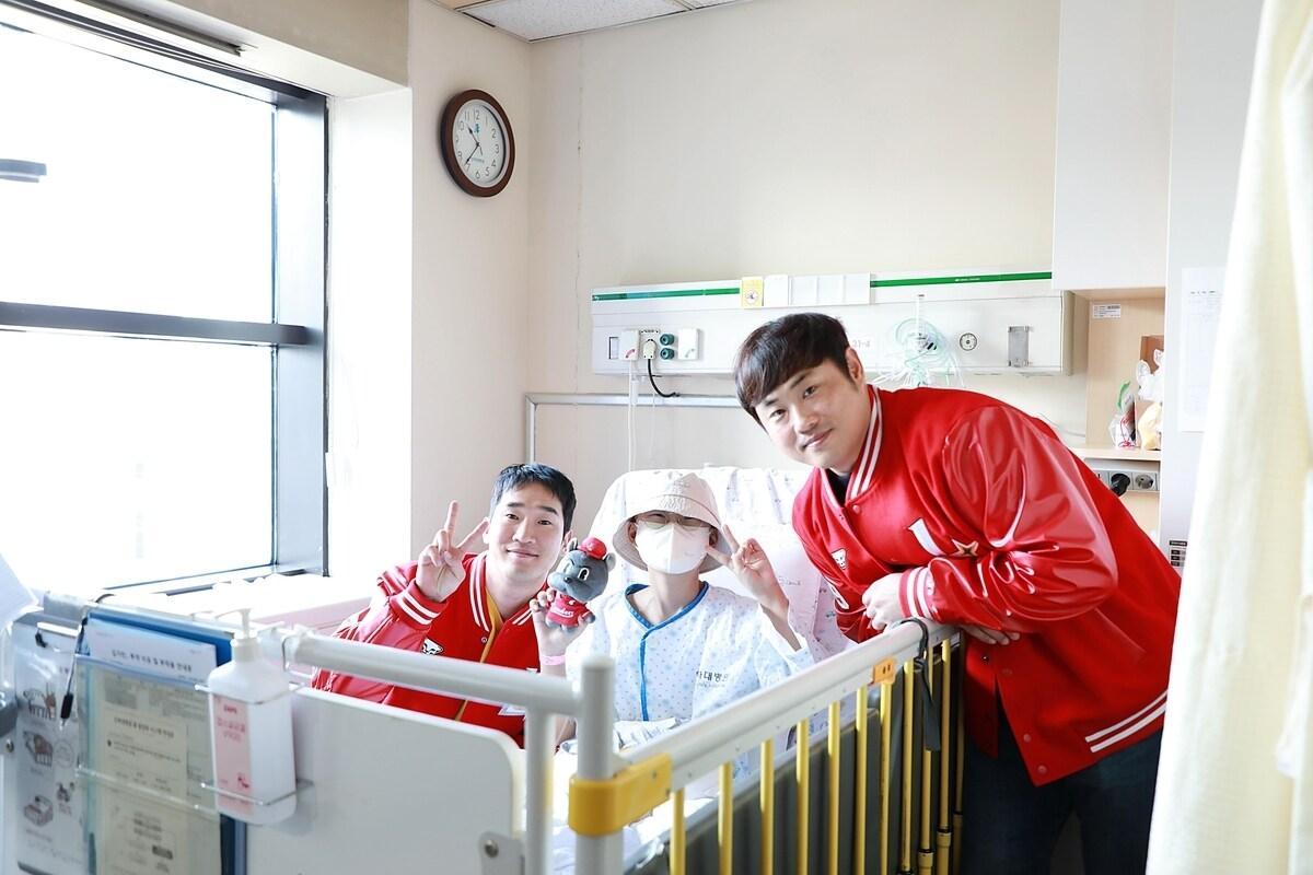 본문 이미지 - SSG 투수 박종훈&#40;왼쪽&#41;· 포수 이지영, 인하대병원서 봉사 활동. &#40;SSG 랜더스 제공&#41;