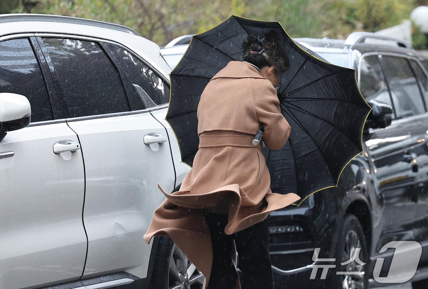 서울 마포구 거리를 지나는 시민이 거세게 몰아치는 비바람에 힘겹게 발걸음을 옮기고 있다. (사진은 기사 내용과 무관함)  2024.11.26/뉴스1 ⓒ News1 박정호 기자