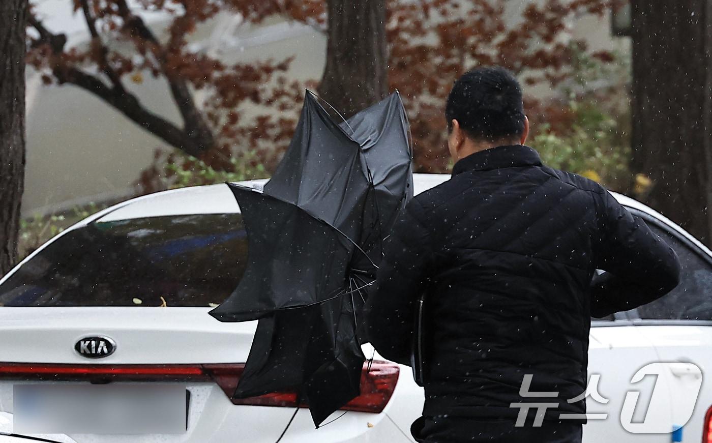 시민이 거세게 몰아치는 비바람에 힘겹게 발걸음을 옮기고 있다. ⓒ News1