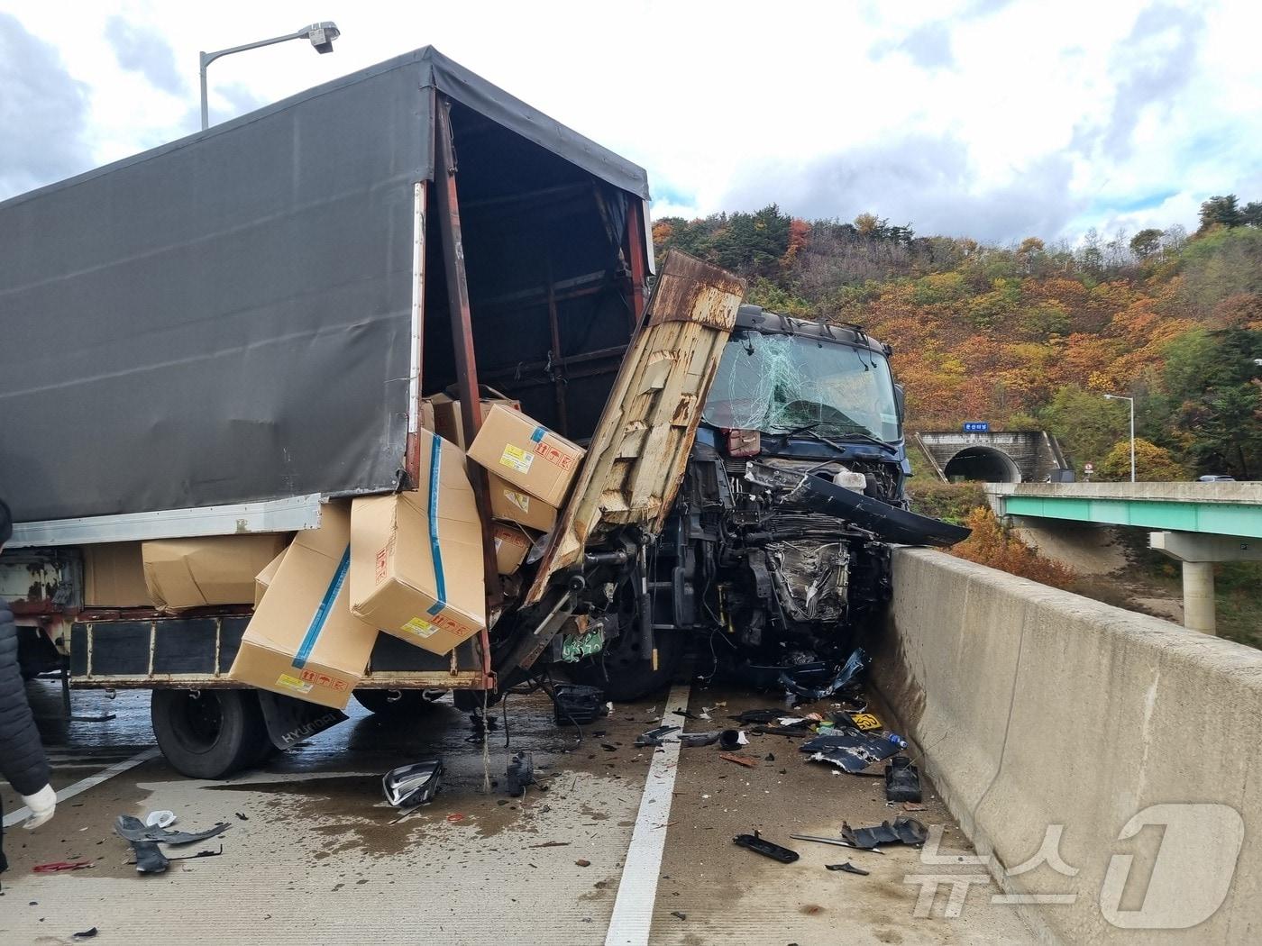 본문 이미지 - 26일 오전 11시42분쯤 경북 경주시 외동읍 모화리의 도로에서 1톤 화물차 등 6대가 연쇄 추돌했다.(경주소방서 제공) 2024.11.26/뉴스1 