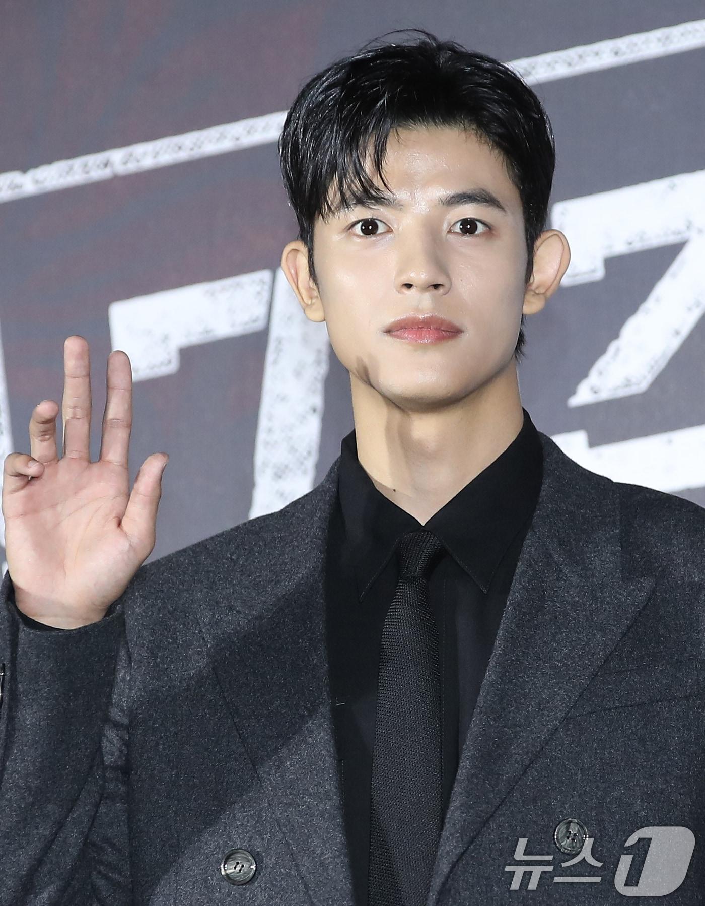 본문 이미지 - 배우 로몬이 26일 오후 서울 용산구 몬드리안 서울 이태원에서 열린 쿠팡플레이 시리즈 ‘가족계획’ 제작발표회에서 포즈를 취하고 있다. ‘가족계획’은 기억을 자유자재로 편집할 수 있는 특수한 능력을 가진 엄마가 가족들과 합심해 악당들에게 지옥을 선사하는 작품이다. 2024.11.26/뉴스1 ⓒ News1 권현진 기자