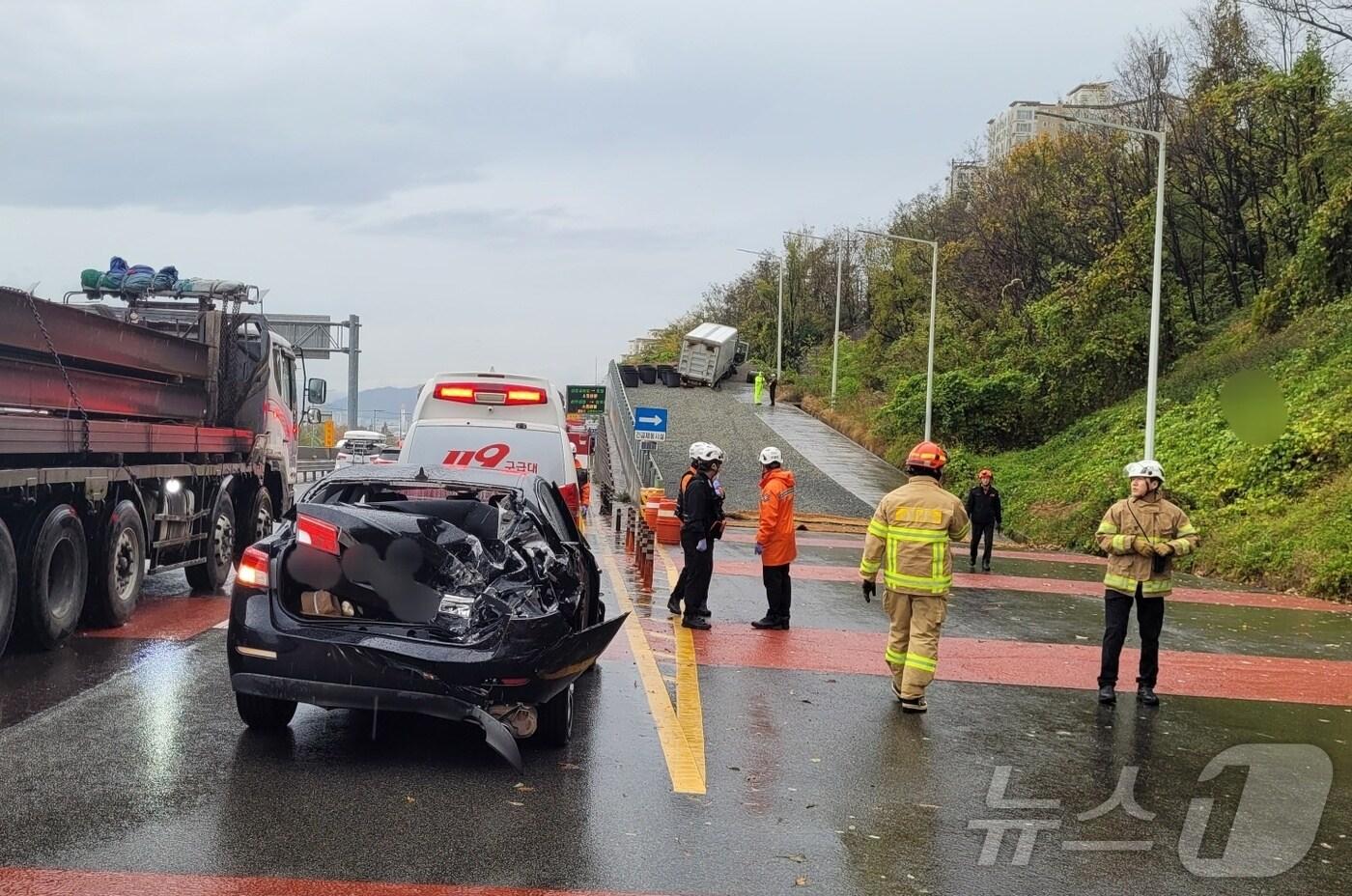 26일 오전 9시 10분쯤 창원시 불모산동 창원터널 창원방면 출구에서 연쇄 추돌사고가 발생했다. 사진은 사고 현장 모습.(독자 제공)