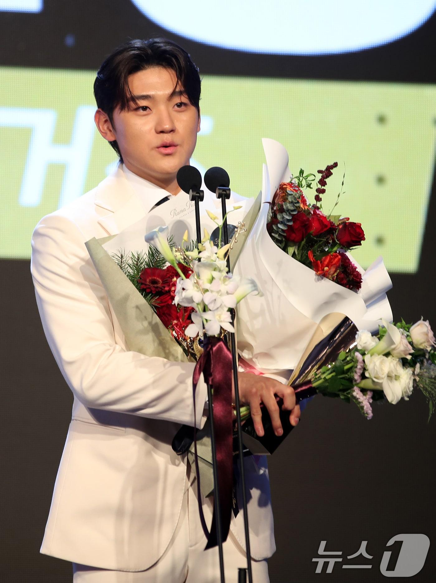 본문 이미지 - 26일 오후 서울 송파구 잠실 롯데월드 호텔에서 열린 프로야구 '2024 신한 SOL 뱅크 KBO리그' 시상식에서 타자 부문 장타율상, 득점상을 수상한 KIA 김도영이 수상소감을 밝히고 있다. 2024.11.26/뉴스1 ⓒ News1 이승배 기자