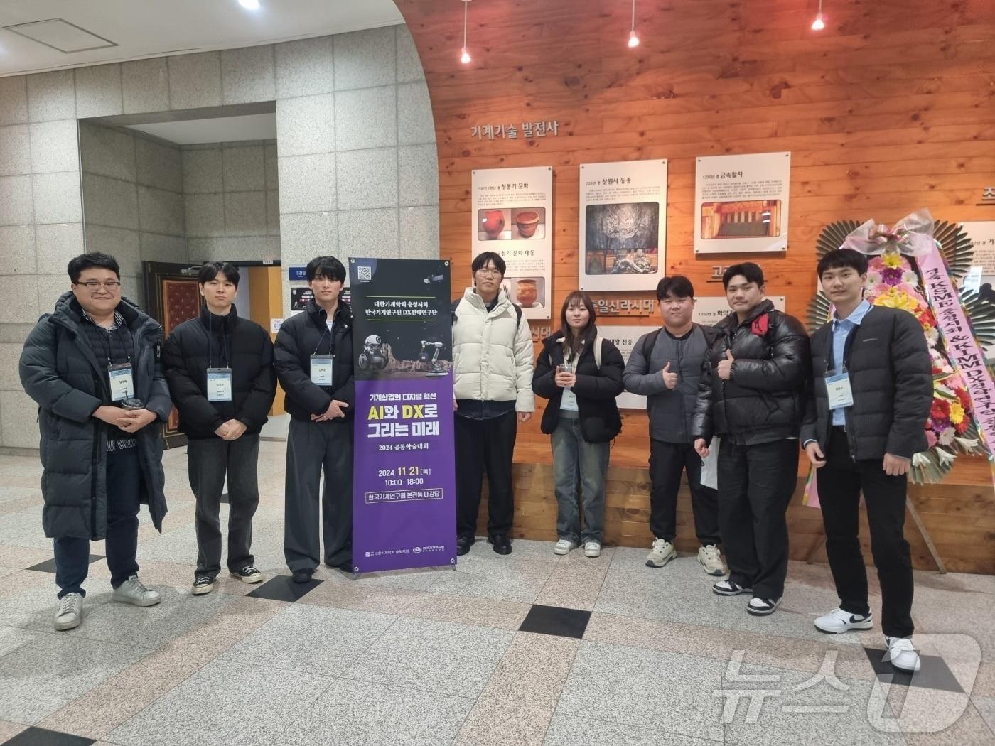 본문 이미지 - 청주대학교 항공우주부트캠프 사업에 참여한 학생들이 캡스톤디자인 경진대회에서 시상한 뒤 포즈를 취하고 있다.(청주대 제공)/뉴스1