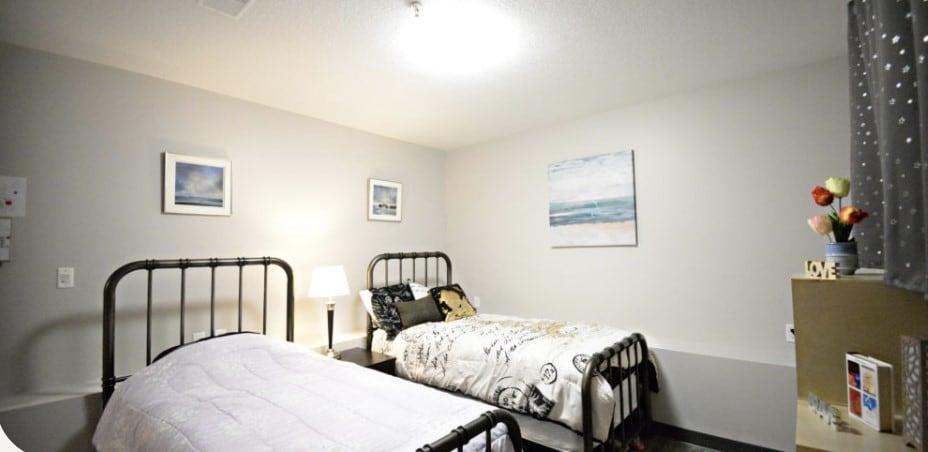 본문 이미지 - 앨버타주 세인트 폴에 있는 여성 보호소의 모습. 연중무휴 24시간 운영되며, 여성과 그녀와 함께 동행한 자녀를 함께 지원, 상담 및 옹호를 포함하여 가족의 미래에 대한 결정을 내리는 데 필요한 모든 것을 제공받게 된다. 2024.11.25/ &lt;출처: Alberta Council of Women&#39;s Shelters 홈페이지&gt;