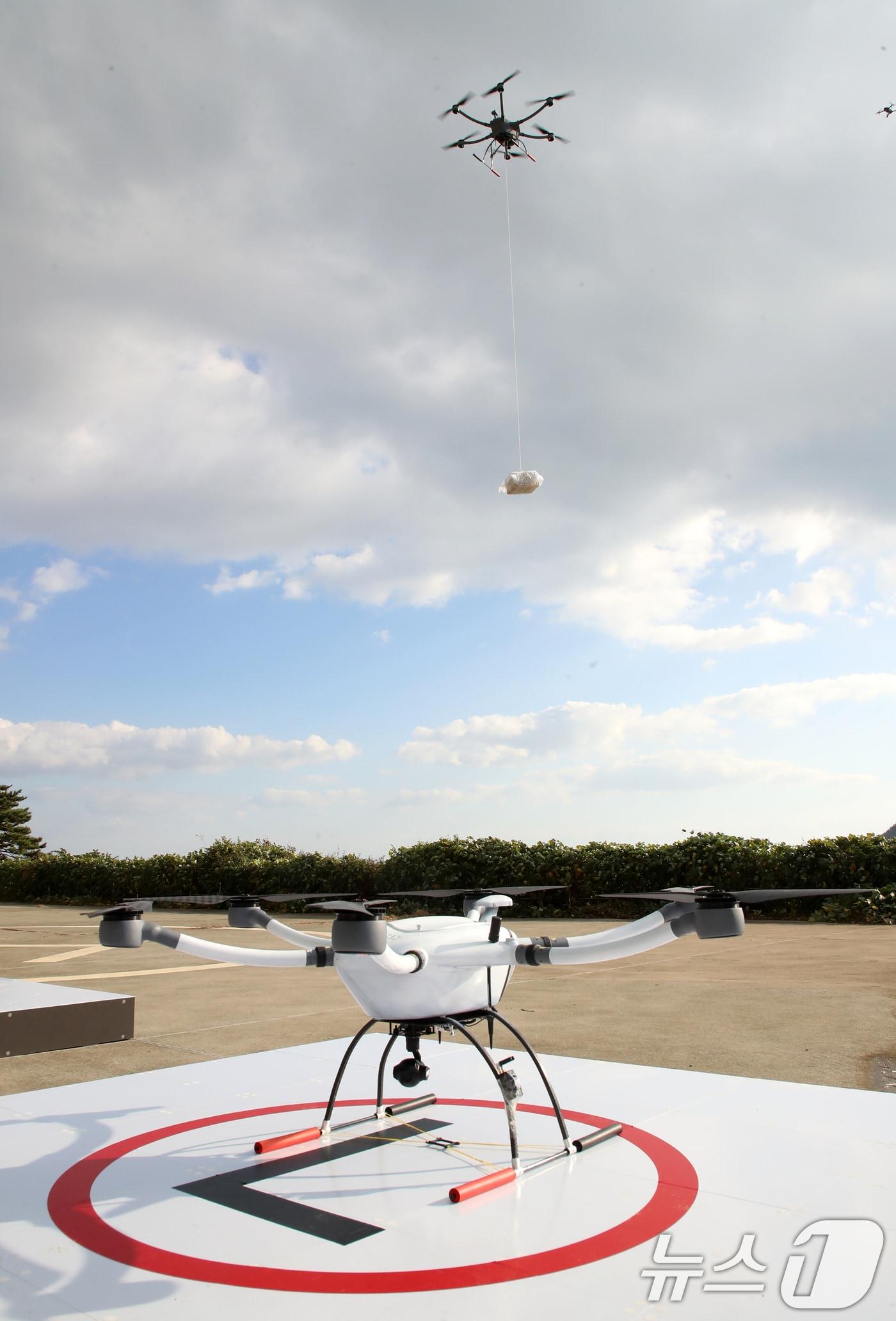 본문 이미지 - 26일 오후 부산 영도구 국립한국해양대학교 배송거점센터에서 전국 최초로 'K-드론 배송 표준안'을 적용한 항만 드론 배송 서비스 시연회가 진행되고 있다.  2024.11.26/뉴스1 ⓒ News1 윤일지 기자