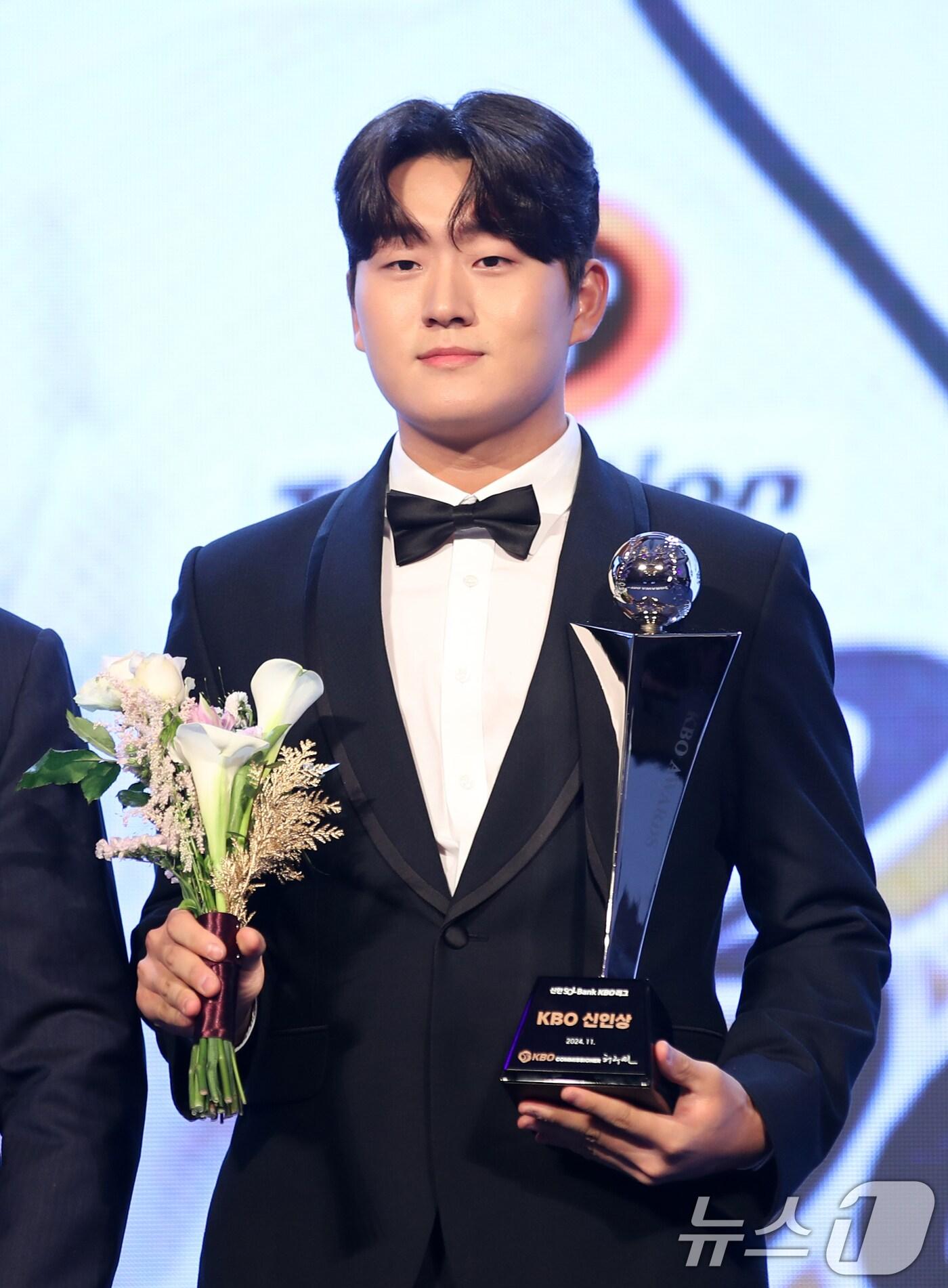 본문 이미지 - 26일 오후 서울 송파구 잠실 롯데월드 호텔에서 열린 프로야구 &#39;2024 신한 SOL 뱅크 KBO리그&#39; 시상식에서 신인상을 수상한 두산 투수 김택연이 기념촬영하고 있다. 2024.11.26/뉴스1 ⓒ News1 이승배 기자
