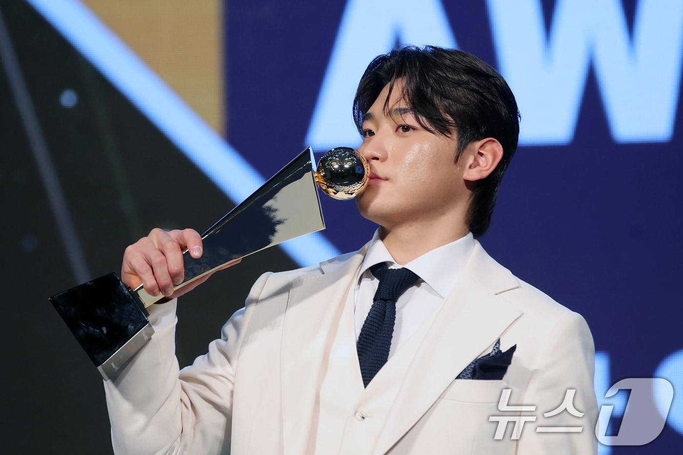 26일 오후 서울 송파구 잠실 롯데월드 호텔에서 열린 프로야구 '2024 신한 SOL 뱅크 KBO리그' 시상식에서 MVP에 선정된 KIA 김도영이 트로피와 함께 기념촬영하고 있다. 2024.11.26/뉴스1 ⓒ News1 이승배 기자