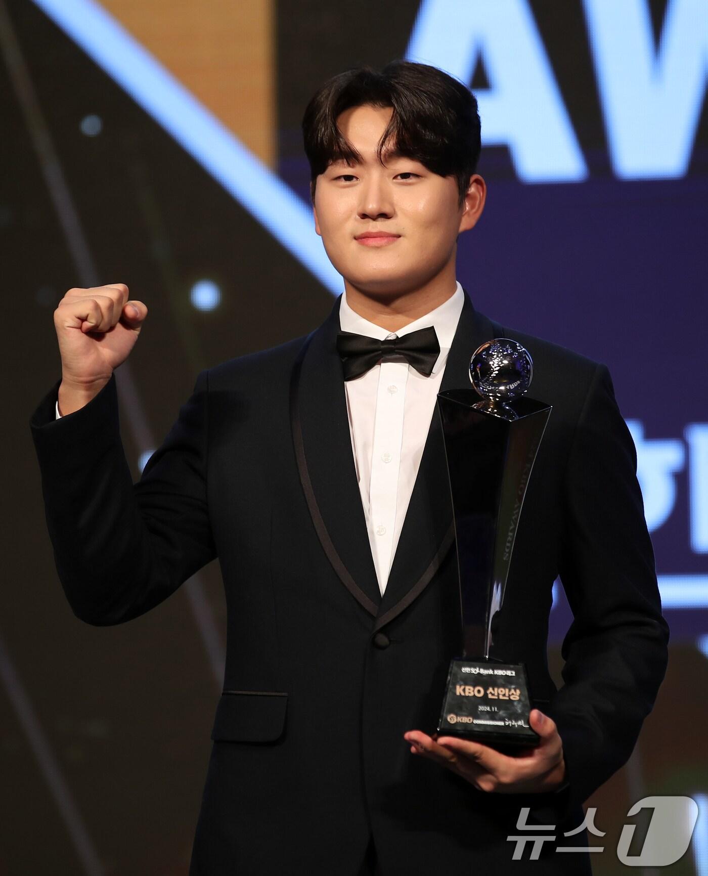 본문 이미지 - 26일 오후 서울 송파구 잠실 롯데월드 호텔에서 열린 프로야구 '2024 신한 SOL 뱅크 KBO리그' 시상식에서 신인상을 수상한 두산 김택연이 트로피와 함께 기념촬영하고 있다. 2024.11.26/뉴스1 ⓒ News1 이승배 기자