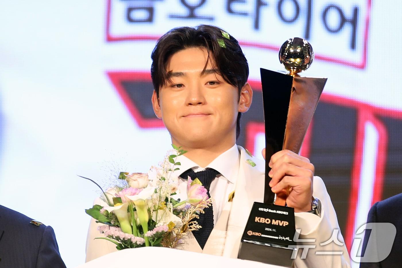 26일 오후 서울 송파구 잠실 롯데월드 호텔에서 열린 프로야구 '2024 신한 SOL 뱅크 KBO리그' 시상식에서 MVP 선정된 KIA 김도영이 기념촬영하고 있다. 2024.11.26/뉴스1 ⓒ News1 이승배 기자