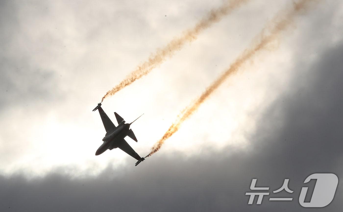 본문 이미지 - 26일 오후 경기 수원시 공군 제10전투비행단에서 열린 '수원공군기지 주둔 70주년 기념 부대개방행사'에서 T-50 초음속 고등훈련기가 단기기동을 선보이고 있다 ⓒ 뉴스1 김영운 기자