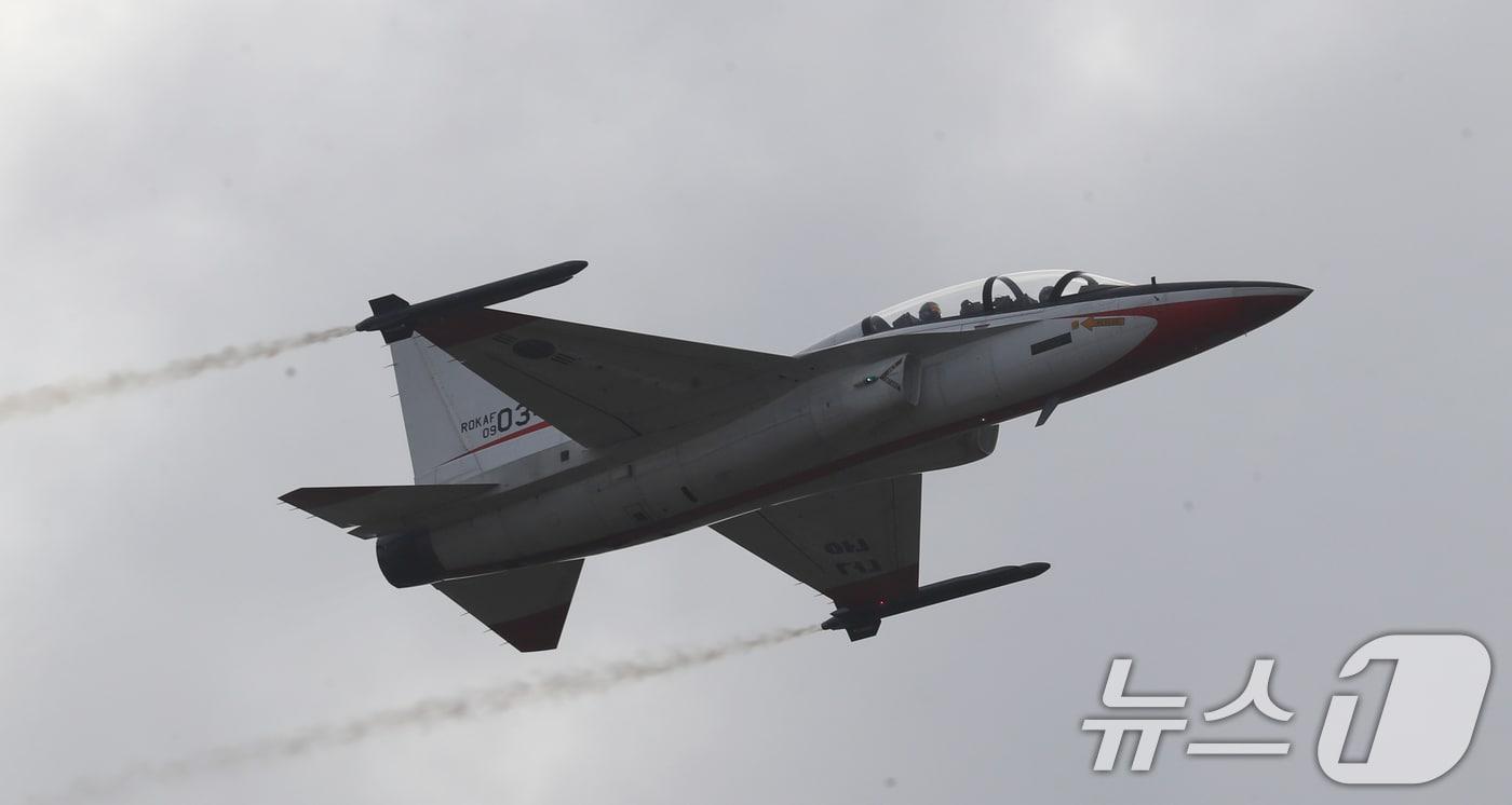 26일 오후 경기 수원시 공군 제10전투비행단에서 열린 &#39;수원공군기지 주둔 70주년 기념 부대개방행사&#39;에서 T-50 초음속 고등훈련기가 단기기동을 선보이고 있다. 2024.11.26/뉴스1 ⓒ News1 김영운 기자