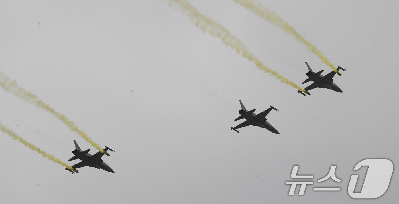 26일 오후 경기 수원시 공군 제10전투비행단에서 열린 &#39;수원공군기지 주둔 70주년 기념 부대개방행사&#39;에서 F-5 전투기가 축하비행을 선보이고 있다. 2024.11.26/뉴스1 ⓒ News1 김영운 기자