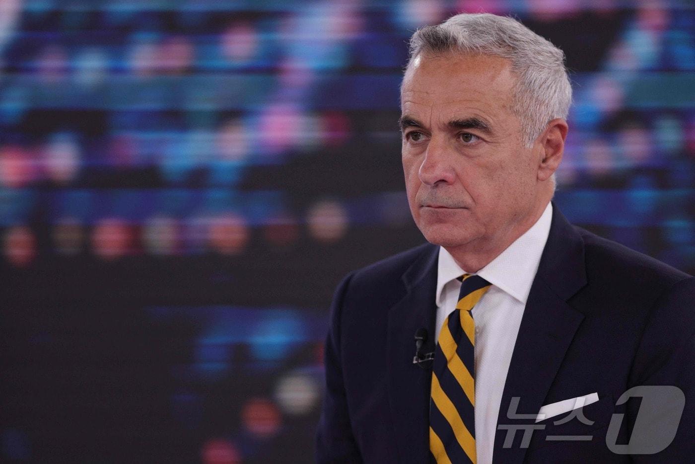 본문 이미지 - 루마니아 대통령 선거에 출마한 무소속 극우 후보 컬린 제오르제스쿠가 13일(현지시간) 현지 TV 방송국 '디지 24'(Digi 24)에 있다. 2024.11.13. ⓒ AFP=뉴스1 ⓒ News1 조소영 기자