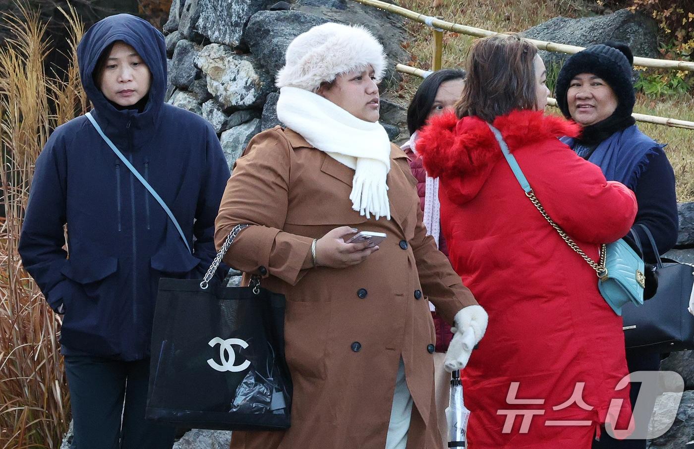본문 이미지 - 26일 오전 서울 중구 남산을 찾은 외국인 관광객들이 두꺼운 옷을 껴입고 있다. 기상청은 이날 전국에 비와 함께 강한 바람이 불다가 새벽에는 수도권에 첫눈이 내릴 것으로 예보했다. 2024.11.26/뉴스1 ⓒ News1 장수영 기자