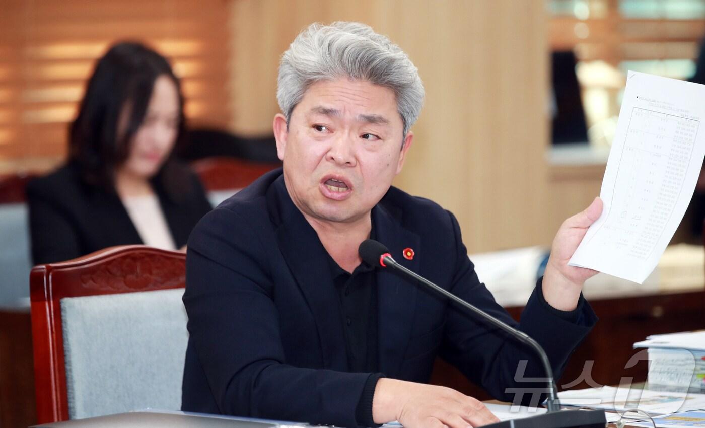 제주특별자치도의회 예산결산특별위원회 강철남 의원(더불어민주당·제주시 연동 을)이 26일 제433회 도의회 제2차 정례회 예결특위 제2차 회의에서 '영해 및 접속수역법 시행령'을 들고 질의하고 있다.(제주특별자치도의회 제공)