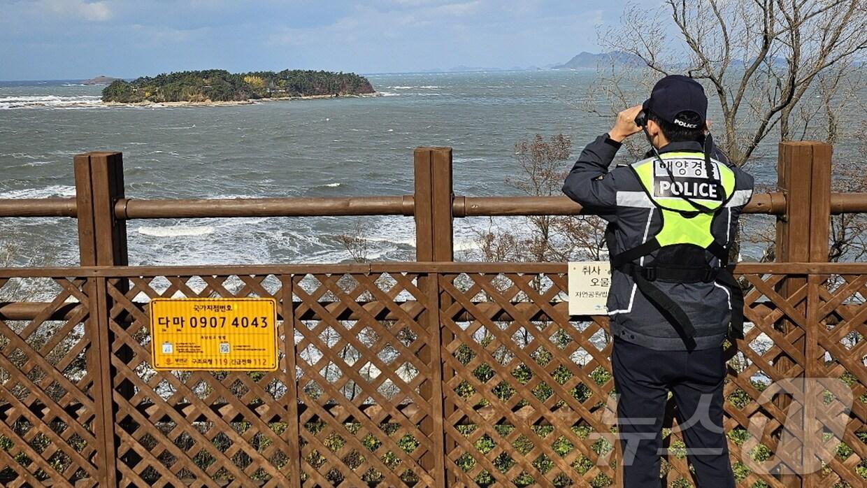 본문 이미지 - 26일 풍랑특보가 발효된 가운데 부안해경 변산파출소 경찰관이 위험구역을 순찰하고 있다.(부안해경 제공)2024.11.26/뉴스1