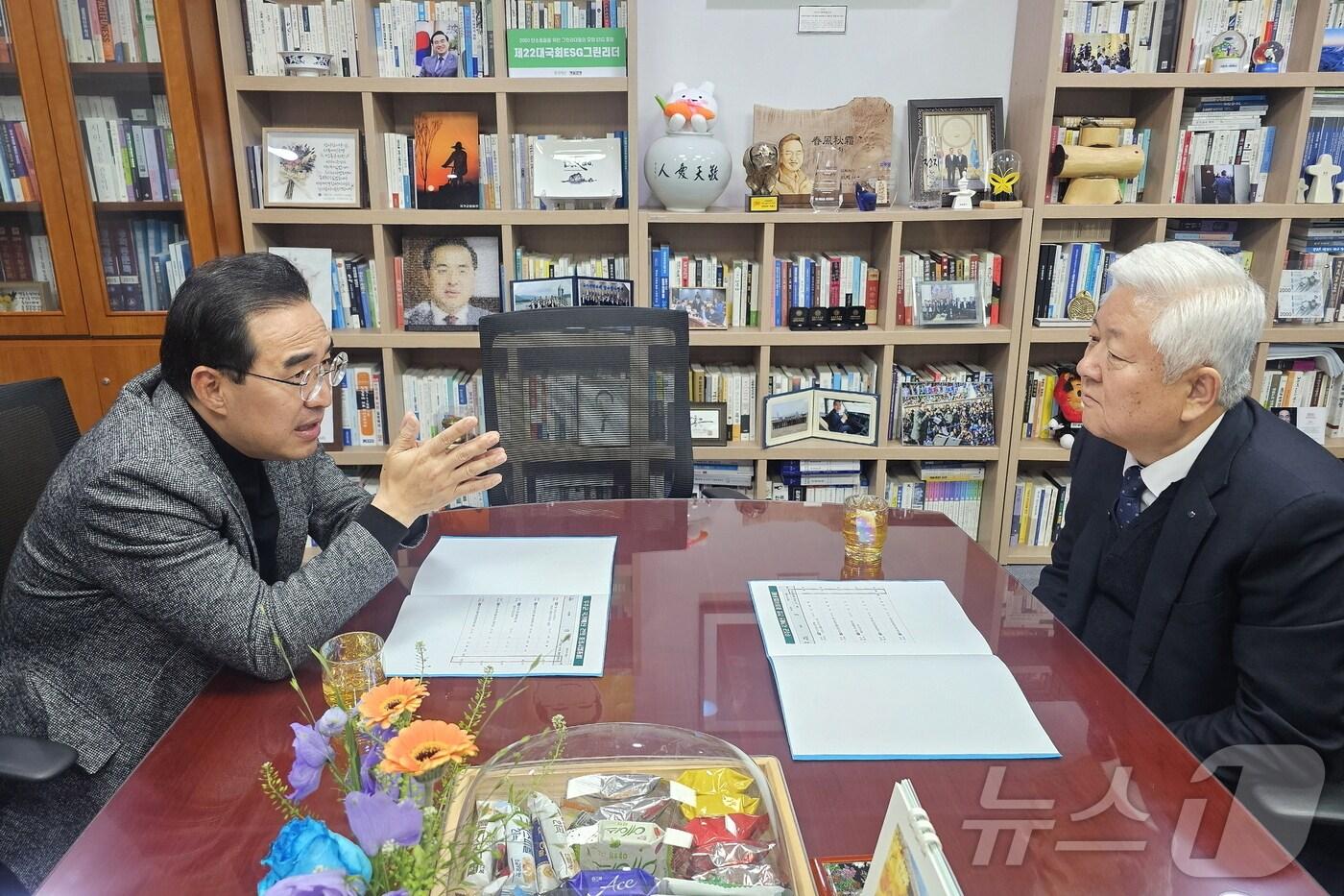 본문 이미지 - 황인홍 무주군수가 26일 국회에서 박홍근 의원을 만나 내년도 국가예산 확보를 위한 설명을 이어가고 있다.(무주군 제공) 2024.11.26/뉴스1