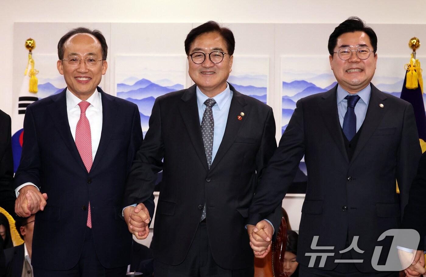 추경호 국민의힘 원내대표(왼쪽부터), 우원식 국회의장, 박찬대 더불어민주당 원내대표가 26일 오후 서울 여의도 국회의장실에서 채해병 순직사건 국정조사 등 본회의 관련 논의를 위해 회동, 기념 촬영을 하고 있다. (공동취재) 2024.11.26/뉴스1 ⓒ News1 안은나 기자