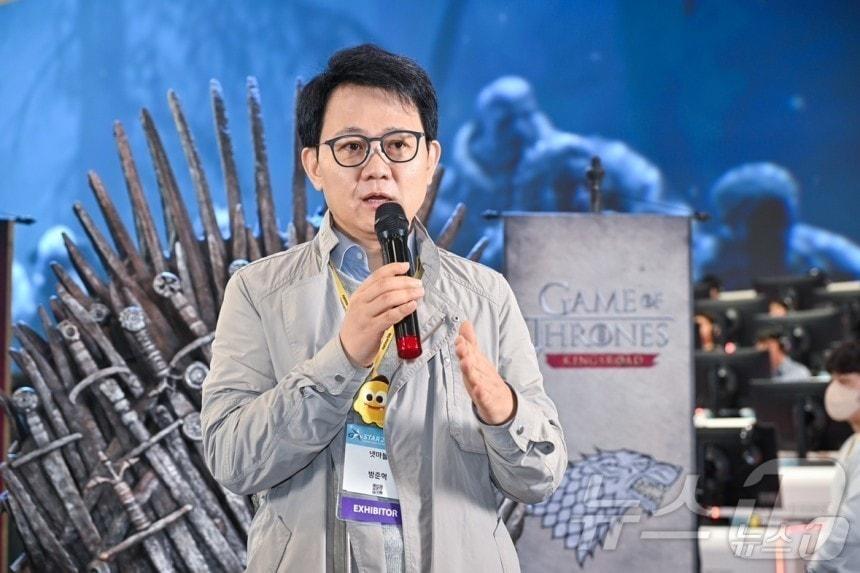 본문 이미지 - 방준혁 넷마블·코웨 의장이 14일 부산 벡스코에서 열린 지스타 2024 넷마블관을 방문해 발언하고 있다.&#40;넷마블 제공&#41; ⓒ News1 김민석 기자