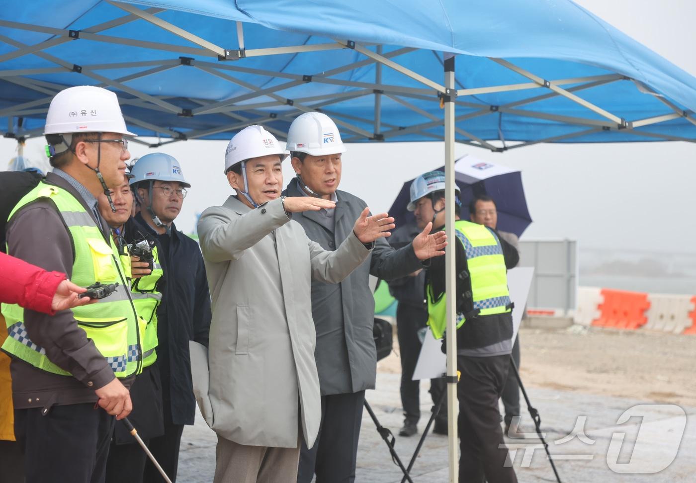 김진태 강원지사가 26일 춘천~속초 동서고속화 철도 제1공구 철도 사업 공사 현장을 둘러보고 있다.(강원도 제공)/뉴스1