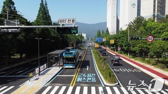 본문 이미지 - 지난 5월 개통된 창원시 S-BRT 운행 모습.(창원시 제공)