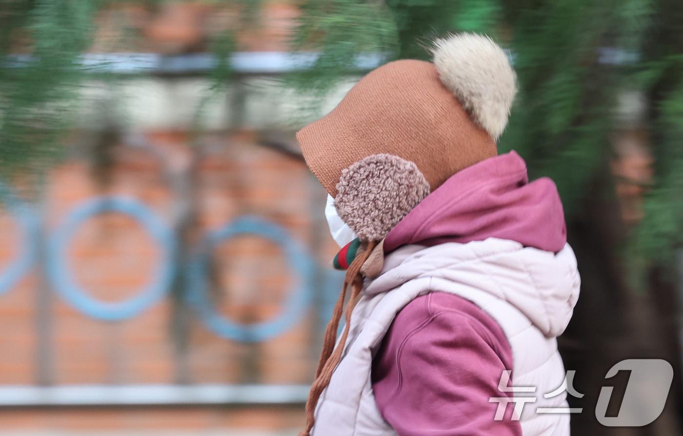 본문 이미지 - 26일 오후 광주 상무지구 거리에서 한 시민이 따뜻한 옷차림으로 걸어가고 있다. 2024.11.26/뉴스1 ⓒ News1 김태성 기자