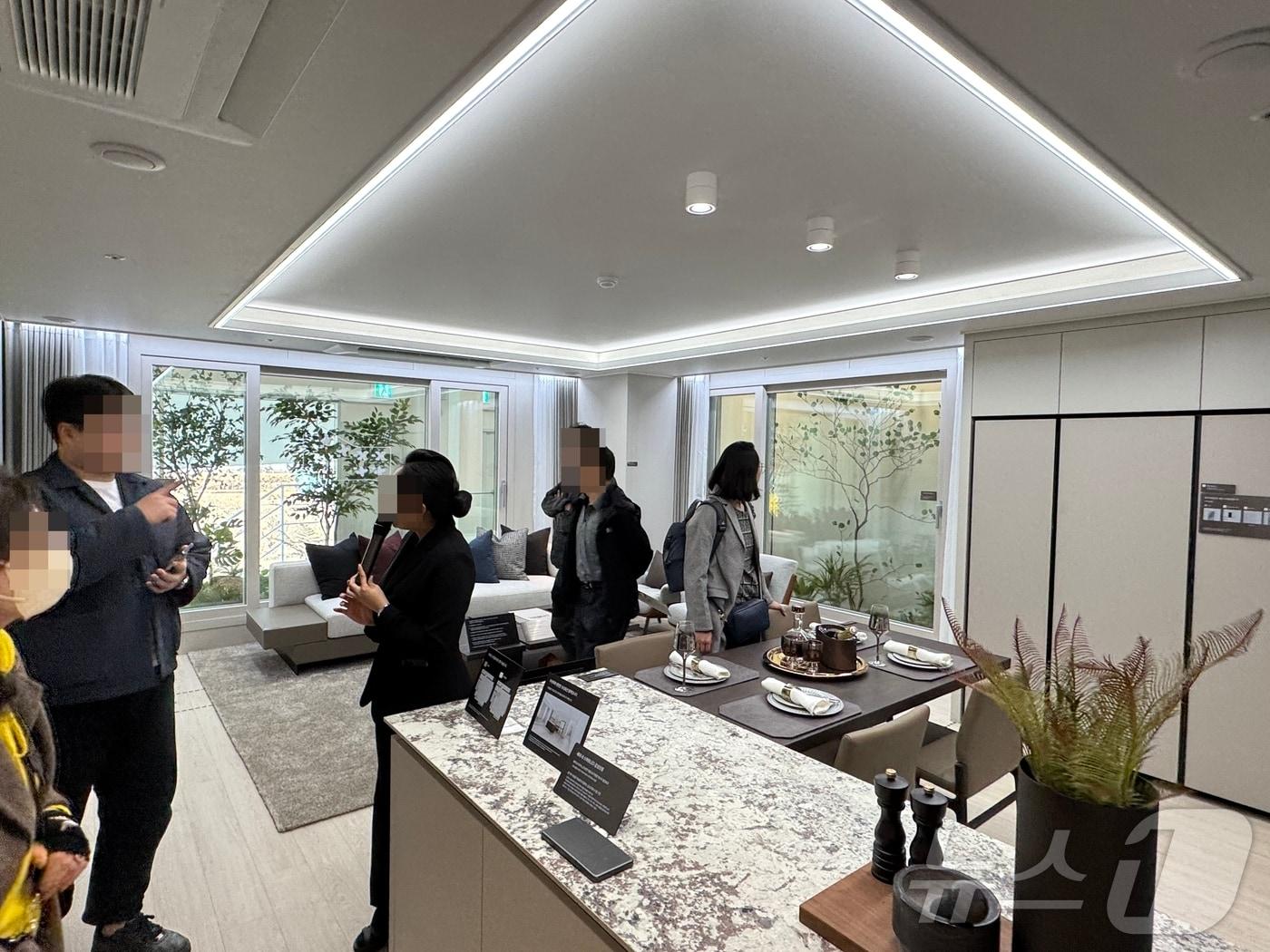 본문 이미지 - 서울원 아이파크 견본주택에 마련된 120A㎡ 거실. 2024.11.22/뉴스1 ⓒ News1 한지명 기자