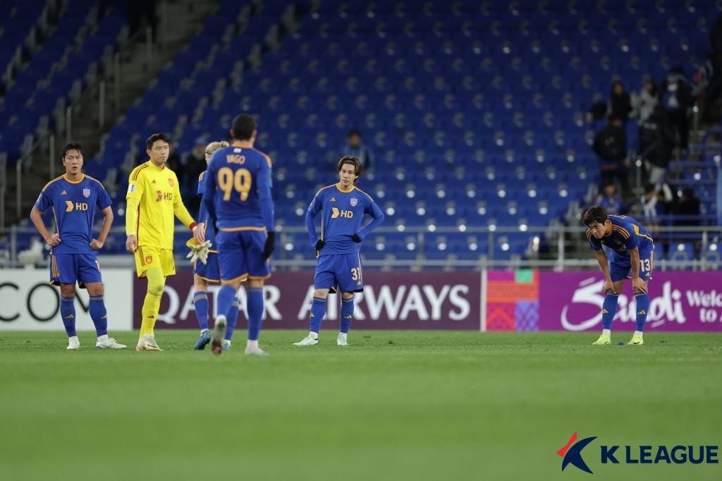 본문 이미지 - 울산HD는 26일 울산문수축구경기장에서 열린 2024-25 AFC 챔피언스리그 엘리트(ACLE) 리그 스테이지 5차전에서 상하이 하이강에 1-3으로 졌다. (한국프로축구연맹 제공)