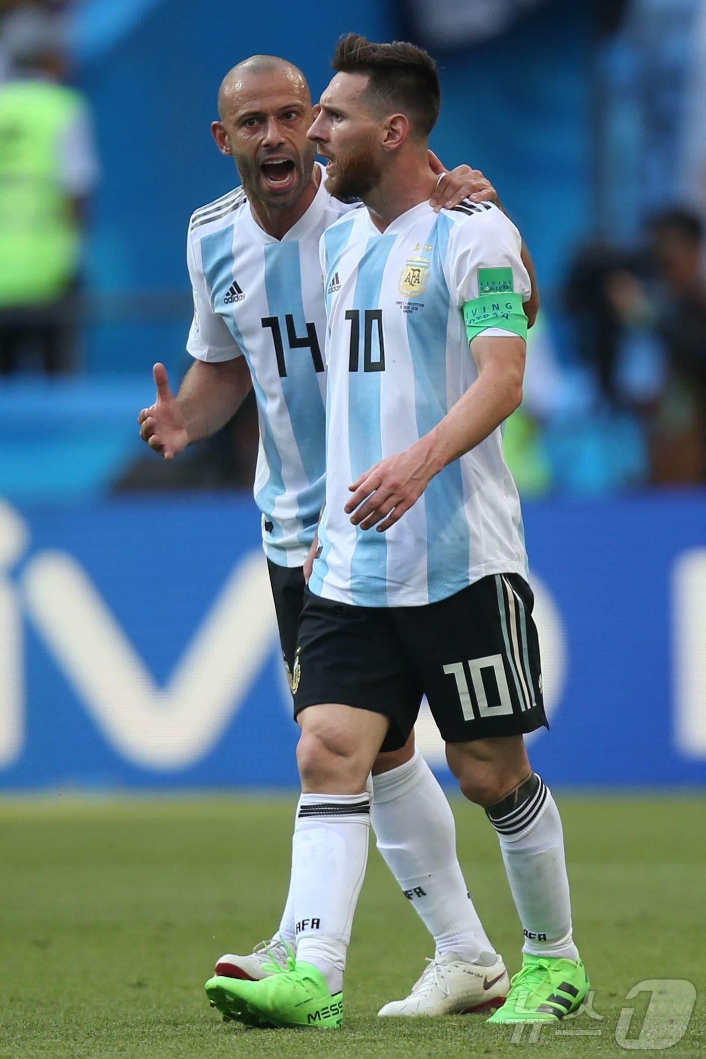 본문 이미지 - 하비에르 마스체라노&#40;왼쪽&#41;와 리오넬 메시. ⓒ AFP=뉴스1