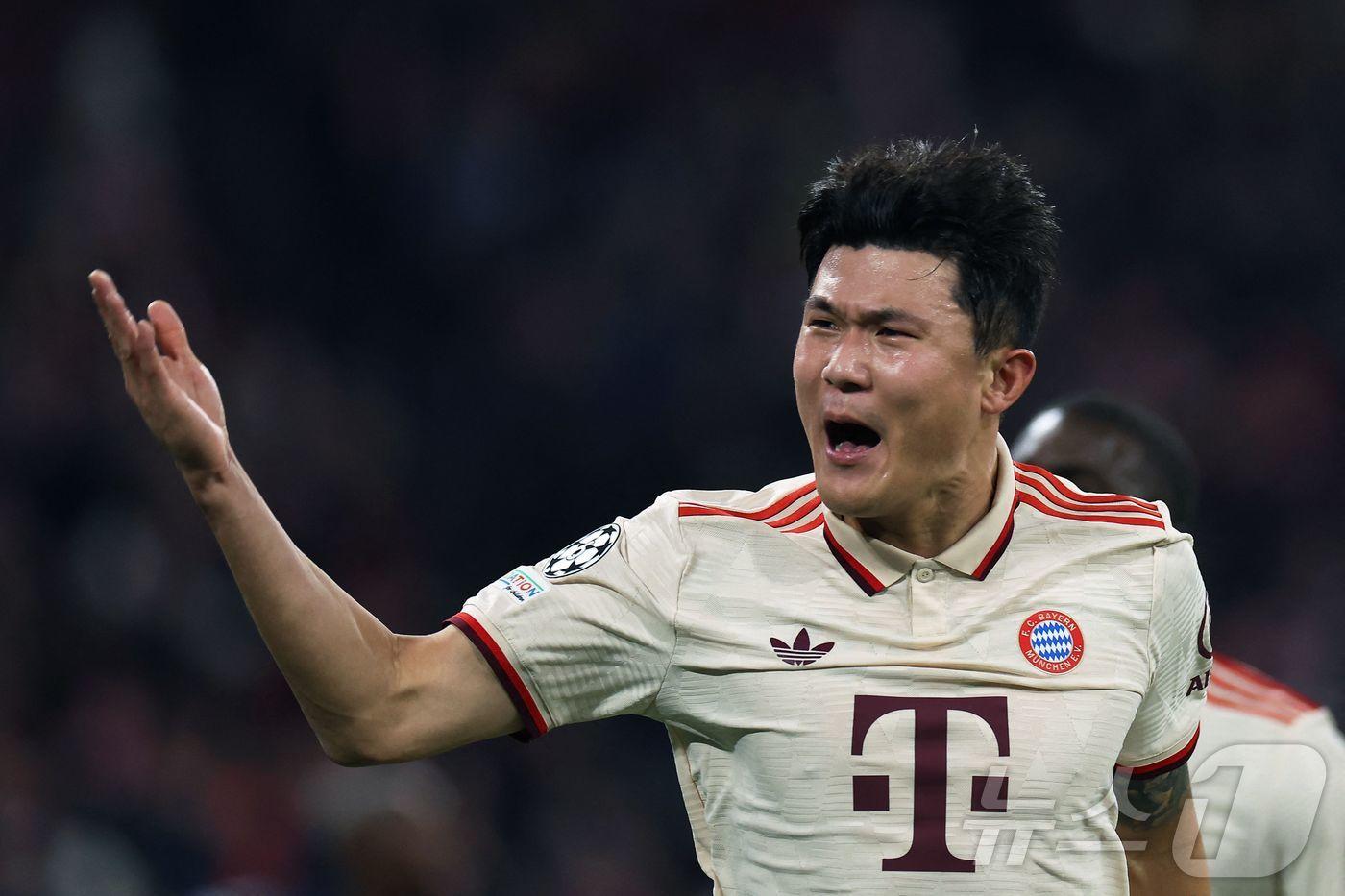 바이에른 뮌헨 수비수 김민재가 27일(한국시간) 열린 2024-25 UEFA 챔피언스리그(UCL) 리그 페이즈 파리 생제르맹과 5차전에서 전반 38분 헤더 골을 터뜨린 후 기뻐하고 있다. ⓒ AFP=뉴스1