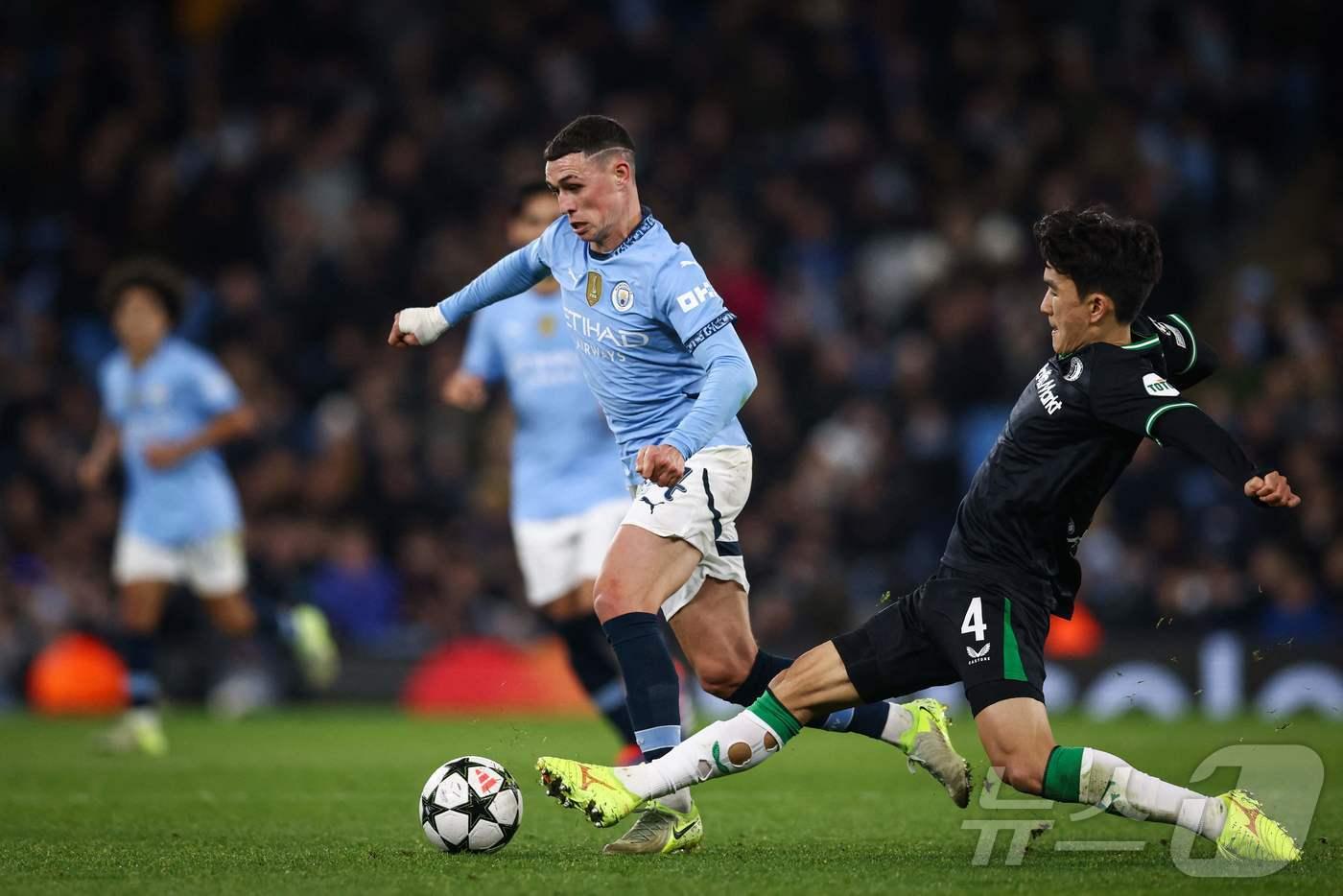 페예노르트 미드필더 황인범(오른쪽)이 27일(한국시간) 열린 2024-25 UEFA 챔피언스리그 맨체스터 시티와 원정 경기에서 팀의 3-3 무승부에 일조했다. ⓒ AFP=뉴스1