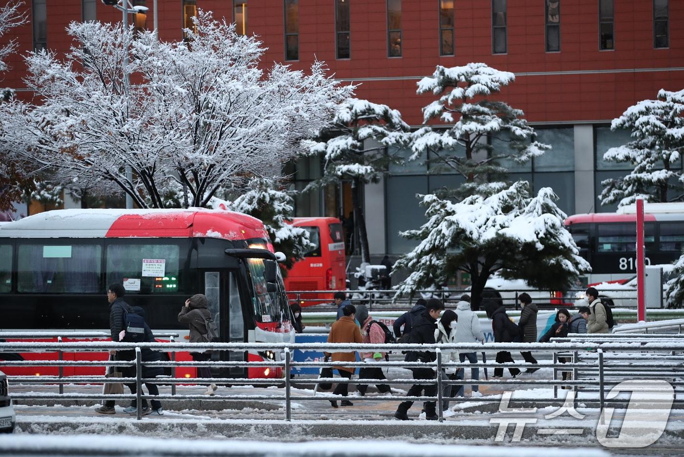 본문 이미지 - 수도권과 강원지역을 중심으로 대설 특보가 발효된 27일 오전 서울 중구 서울역 버스환승센터에서 시민들이 버스에서 내려 발걸음을 재촉하고 있다. 2024.11.27/뉴스1 ⓒ News1 오대일 기자
