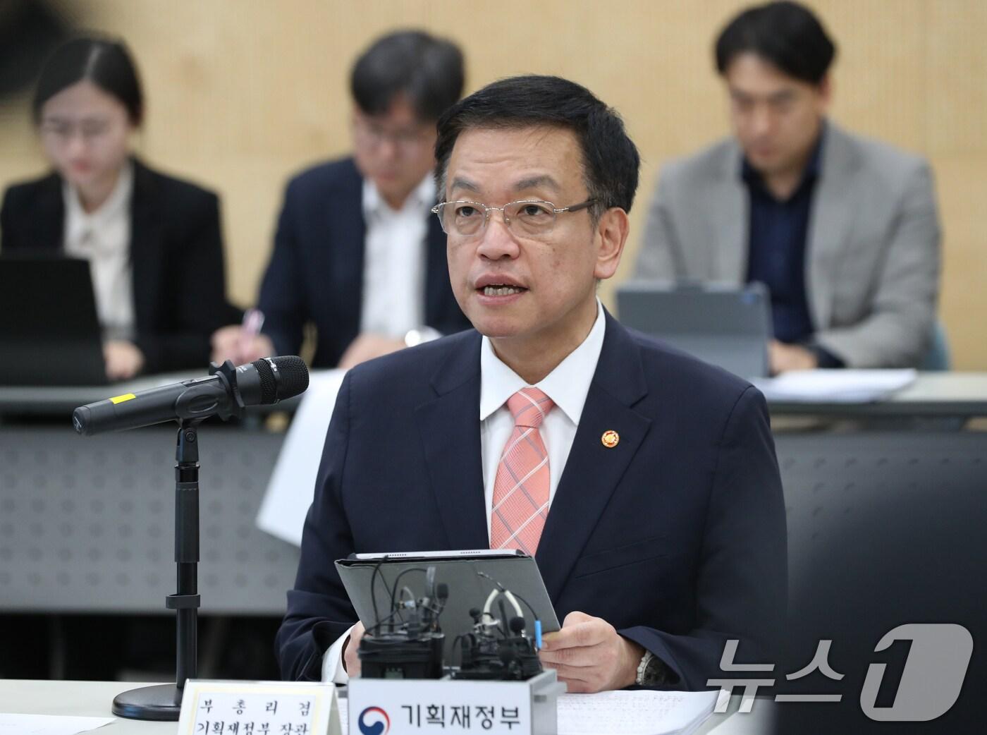 본문 이미지 - 최상목 부총리 겸 기획재정부 장관이 27일 오전 경기 성남시 분당구 한국반도체산업협회에서 열린 산업경쟁력강화 관계장관회의에서 모두발언을 하고 있다. 2024.11.27/뉴스1 ⓒ News1 김영운 기자