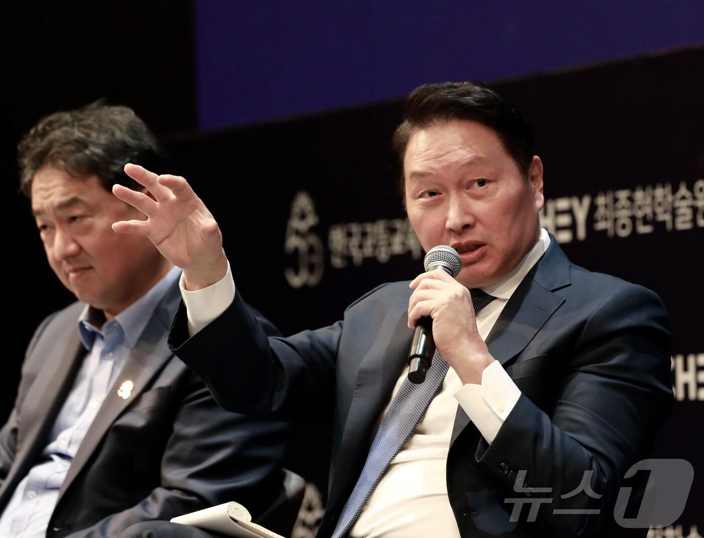 본문 이미지 - 최태원 SK그룹 회장이 26일 서울 광진구 워커힐 호텔에서 열린 한국고등교육재단 창립 50주년 미래인재 컨퍼런스에서 발언하고 있다.&#40;SK그룹 제공&#41; ⓒ News1 최동현 기자