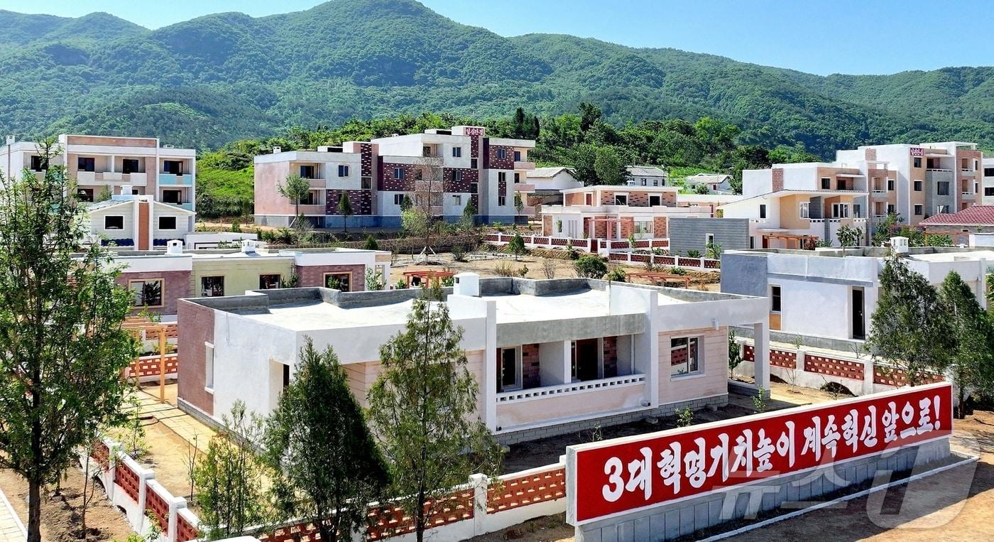 (평양 노동신문=뉴스1) = 북한 노동당 기관지 노동신문은 27일 "사회주의 이상향으로 끝없이 진흥하는 새 시대의 문화농촌"이라면서 "당의 농촌혁명 강령 실행을 위한 투쟁 속에 1500여 개의 선경마을들이 새로 일떠섰다＂라고 보도했다. [국내에서만 사용가능. 재배포 금지. DB 금지. For Use Only in the Republic of Korea. Redistribution Prohibited] rodongphoto@news1.kr