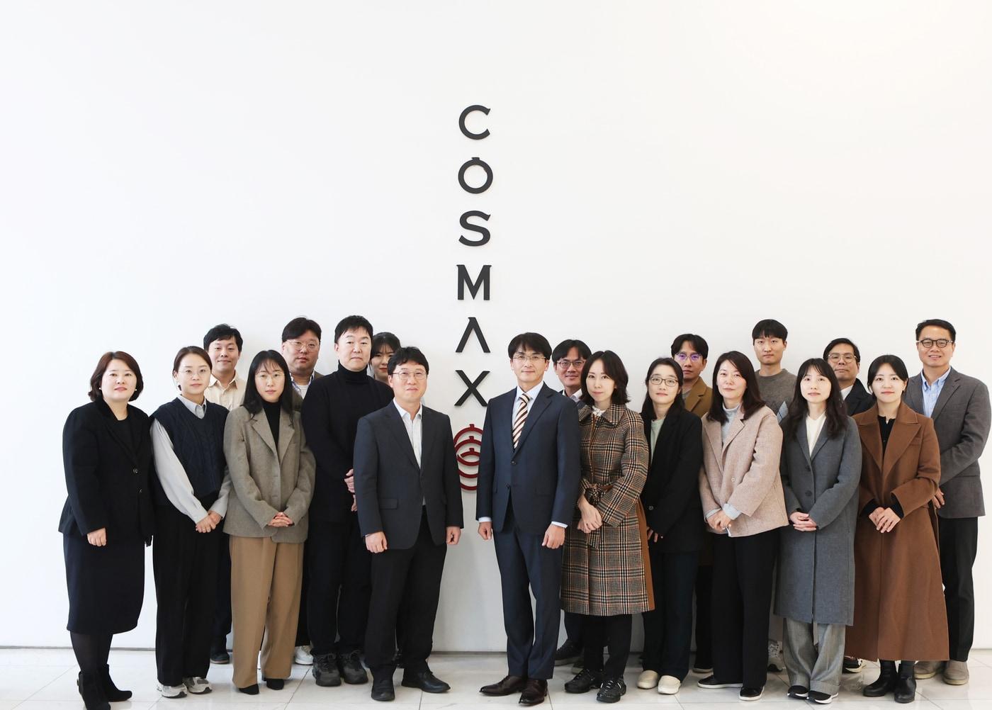 본문 이미지 - 26일 경기도 성남시 소재 코스맥스 판교 R&I(Research&Innovation)센터에 좌승관 특허청 화학생명심사국장 직무대리를 비롯한 특허청 관계자들이 방문했다.(코스맥스제공)