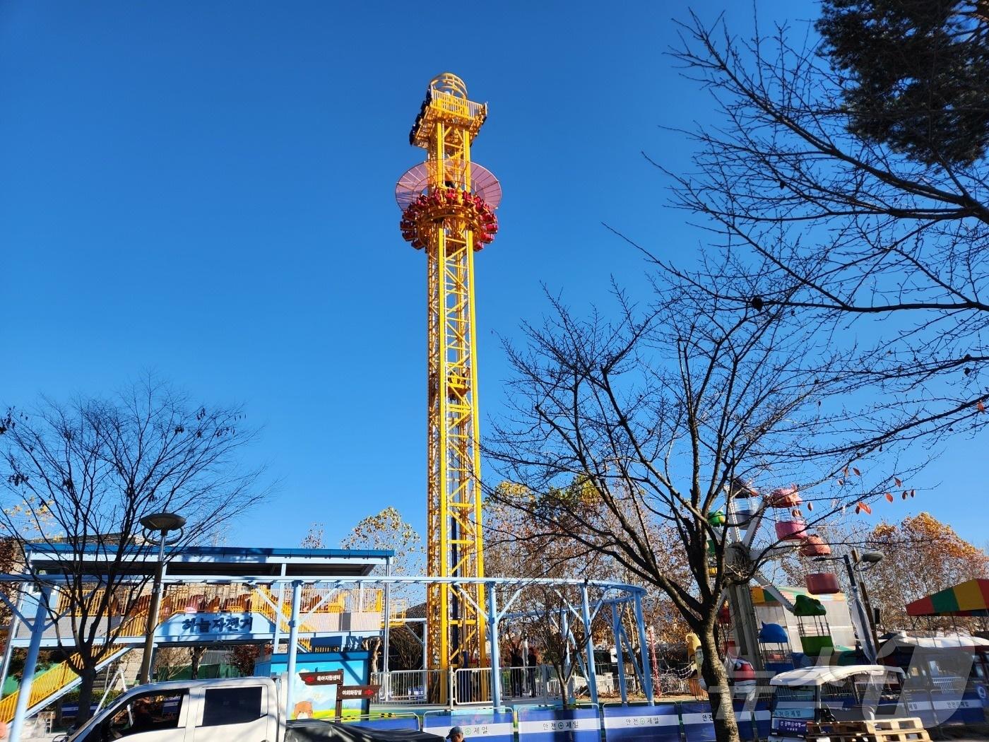 본문 이미지 -  27일 충북 충주시는 탄금공원 라바랜드에 청소년 놀이기구 4종을 새로 설치했다고 밝혔다. 사진은 타워드롭.(충주시 제공)2024.11.27/뉴스1