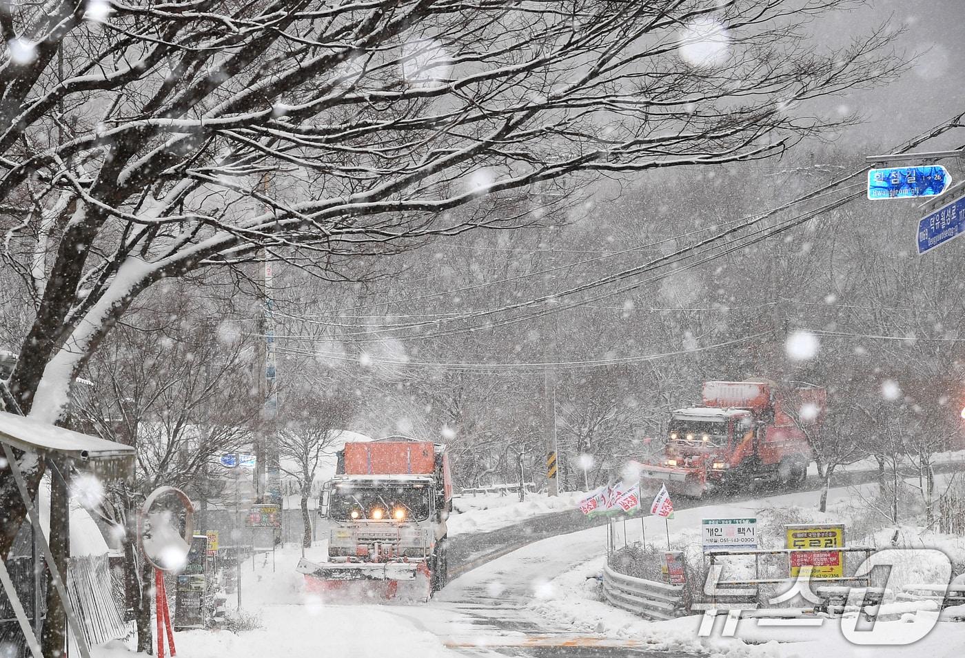 27일 오전 경남 거창군 북상면 황점마을 앞 도로에 많은 눈이 내려 제설 차량이 쌓인 눈을 치우고 있다. (거창군 제공) 2024.11.27/뉴스1