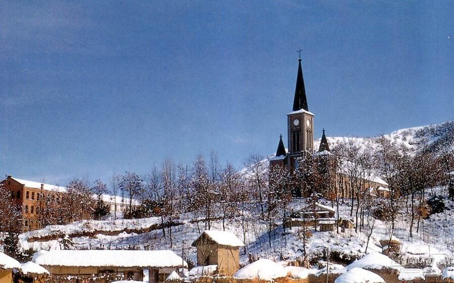 본문 이미지 -  27일 충북 음성군은 '겨울시골 추억여행'을 함께할 참가자를 모집한다고 밝혔다. 사진은 눈 내린 매화벽화마을.(음성군 제공)/뉴스1